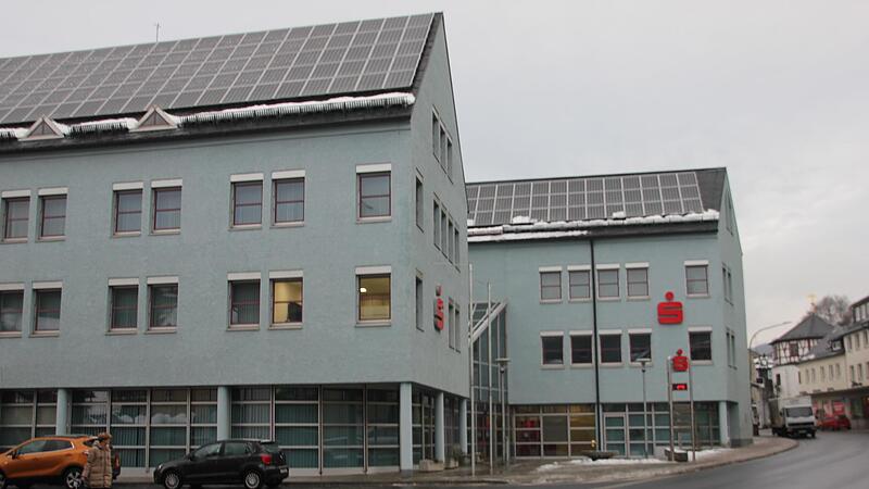 Das Sparkassengeb&auml;ude in der Lauensteiner Stra&szlig;e wird bald Geschichte sein. Aufgrund gravierender Baum&auml;ngel muss es abgerissen werden. Entstehen soll auf der Fl&auml;che ein Sparkassen-Beratungscenter.