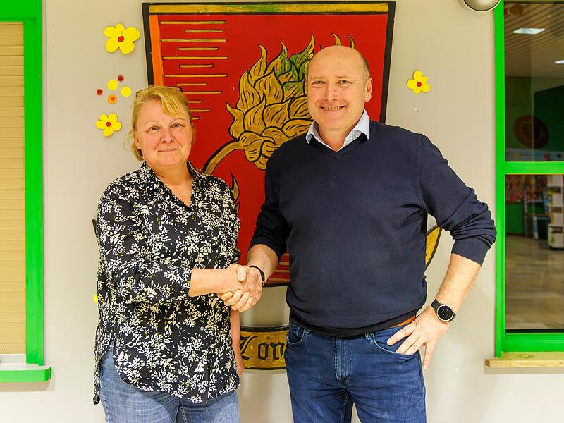 Am Tag der Entscheidung gratulierte die bisherige B&uuml;rgermeisterin Regina Bruckmann ihrem Nachfolger G&uuml;nter Rost in Lonnerstadt.