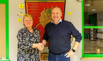 Am Tag der Entscheidung gratulierte die bisherige B&uuml;rgermeisterin Regina Bruckmann ihrem Nachfolger G&uuml;nter Rost in Lonnerstadt.