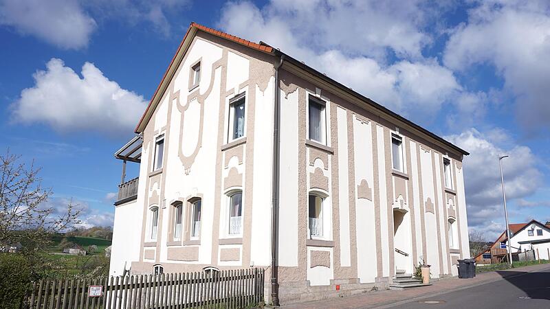 Die alte Schule in Unterleichtersbach soll abgerissen werden. Hier soll das neue Feuerwehrger&auml;tehaus entstehen.