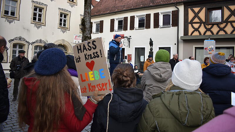 Viele B&uuml;rgerinnen und B&uuml;rger waren zu der Kundgebung f&uuml;r Demokratie und Menschenrechte nach Gr&auml;fenberg gekommen. Hier in der Bildmitte: Stephan Trychowski vom B&uuml;rgerforum Gr&auml;fenberg als Redner.
