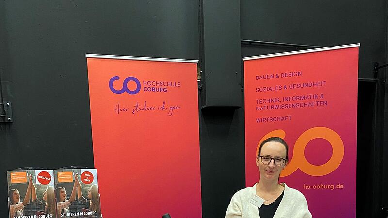 Werbung auch auf Messen: Die Hochschule bem&uuml;ht sich um Studierende.