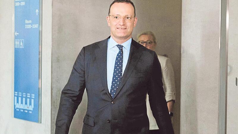 Ging Ex-Gesundheitsminister Jens Spahn bei der Beschaffung von Coronamasken gegen den Rat von Experten zu hohe Risiken ein? Unser Bild zeigt ihn auf dem Weg in den Haushaltsausschuss.