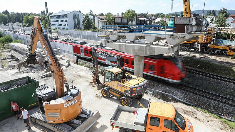 Die Piastenbrücke ist bereits zur Hälfte abgerissen – seit heute ist die Bahnverbindung nach Bamberg außerdem komplett gesperrt.Forchheim & Fränkische Schweiz
