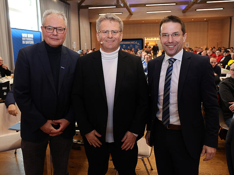 Gl&uuml;ckw&uuml;nsche: BFV-Pr&auml;sident Christoph Kern und der Bezirks-Vorsitzende Thomas Unger (r.) gratulieren dem Kreis-Vorsitzenden Ulrich Pochmann (Mitte) zur Wiederwahl.