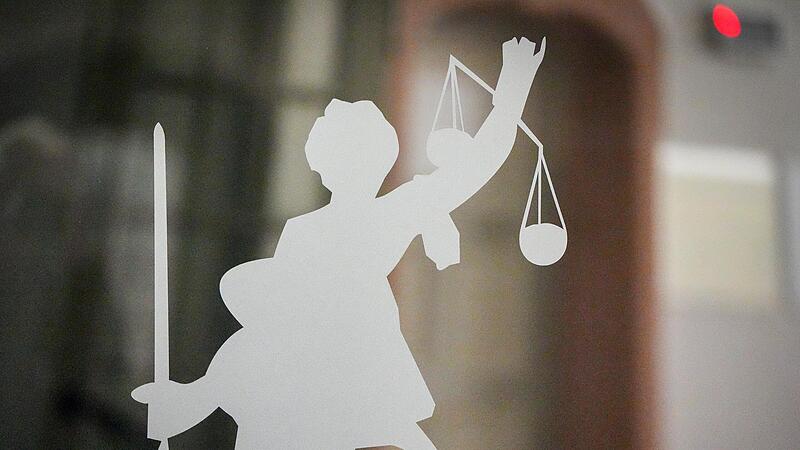 Justitia soll entscheiden, ob bei der Justiz ein Neonazi aus Unterfranken als Richter arbeiten darf: Zum dritten Mal klagte der rechtsextreme Rechtsanwalt nach dem Studium in W&uuml;rzburg auf Einstellung im Staatsdienst.