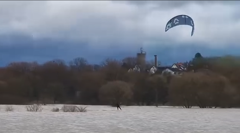 Coburgerin hat Kitesurfer im Itzgrund gesichtet Coburgerin hat Kitesurfer im Itzgrund gesichtet. Offenbar haben sie das Hochwasser und den Wind ausgenutzt.