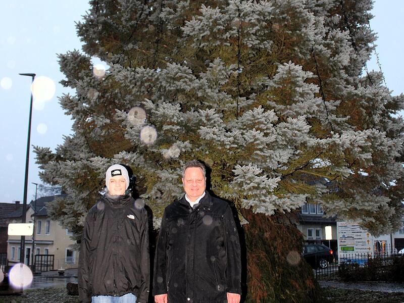 Der neue Christbaum in der Blaich hat neben dem Kreisel gleich an der Sauermanns-Kuh seinen festen Standort gefunden. Ideengeber Philipp Rogler (links) und Oberb&uuml;rgermeister Ingo Lehmann (rechts) freuen sich &uuml;ber die pr&auml;chtige Weihnachtsaktion.