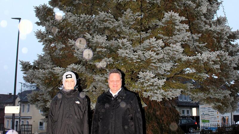 Der neue Christbaum in der Blaich hat neben dem Kreisel gleich an der Sauermanns-Kuh seinen festen Standort gefunden. Ideengeber Philipp Rogler (links) und Oberb&uuml;rgermeister Ingo Lehmann (rechts) freuen sich &uuml;ber die pr&auml;chtige Weihnachtsaktion.