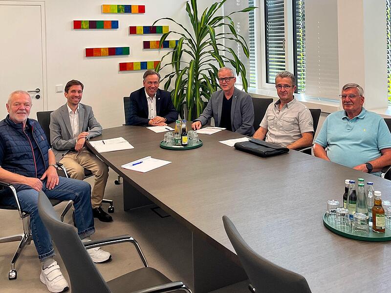 Im Landratsamt: Stefan Weber, Vorsitzender Soldatenkameradschaft Niederlindach, Andreas Christgau, Leiter Sicherheitsrecht, Landrat Alexander Tritthart, Ralf Olmesdahl, stellvertretender Präsident Bayerischer Soldatenbund, Jürgen Zebelein, Kreissc... Im Landratsamt: Stefan Weber, Vorsitzender Soldatenkameradschaft Niederlindach, Andreas Christgau, Leiter Sicherheitsrecht, Landrat Alexander Tritthart, Ralf Olmesdahl, stellvertretender Präsident Bayerischer Soldatenbund, Jürgen Zebelein, Kreisschießwart, und Dieter Beck, stellvertretender Kreisvorsitzender (v. l.)