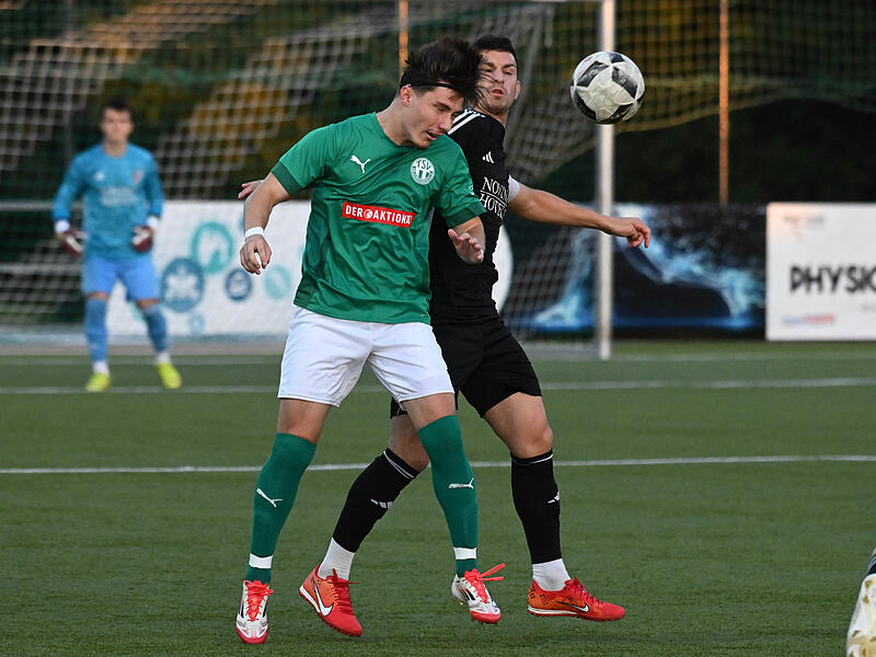 Sport Fußball Saison 2025 / 2026 Bayernliga Nord  11. Spieltag am Freitag  19.09.2025 Spielort Sportanlage Am Weinberg Neudrossenfeld Kunstrasenplatz  Spielbeginn 19.00 h  TSV Neudrossenfeld   gegen TSV Kornburg Halbzeitergebnis Marin Hrgota gegen Andrea