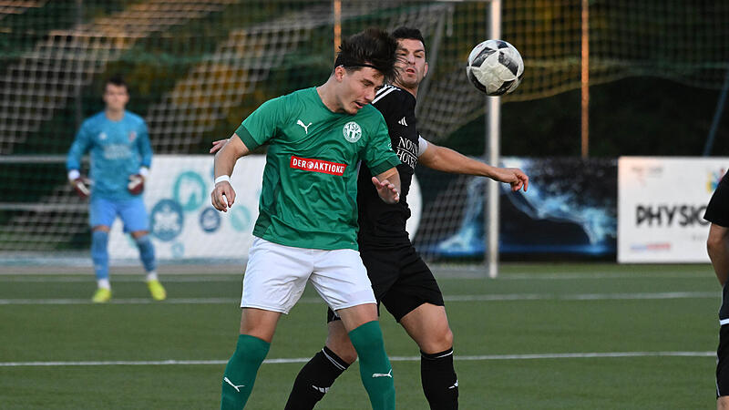 Sport Fußball Saison 2025 / 2026 Bayernliga Nord  11. Spieltag am Freitag  19.09.2025 Spielort Sportanlage Am Weinberg Neudrossenfeld Kunstrasenplatz  Spielbeginn 19.00 h  TSV Neudrossenfeld   gegen TSV Kornburg Halbzeitergebnis Marin Hrgota gegen Andrea