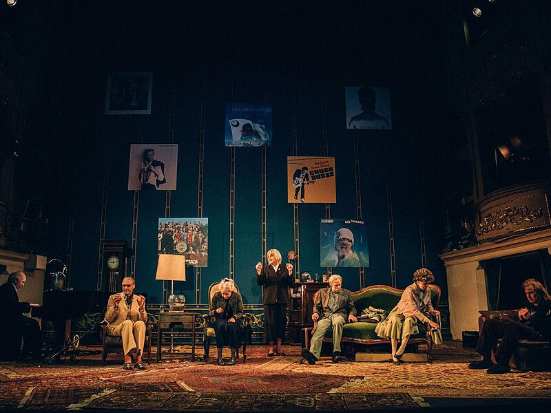 Das Songdrama "Ewig Jung" feierte Premiere am Landestheater Coburg.Premiere "Ewig Jung" am Landestheater Das Songdrama "Ewig Jung" feierte Premiere am Landestheater Coburg.