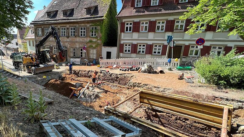 Die Leitungsarbeiten am Michelsberg sind kurz vor der Storchsgasse angekommen. Ab Ende Juni ist dann die Einmündung St.-Getreu-Straße an der Reihe.
