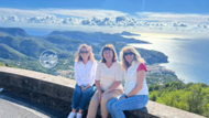 Mechy D'Aiello (Mitte) mit ihren beiden Schwestern. Im Hintergrund die Halbinsel von Sorrent und Capri.