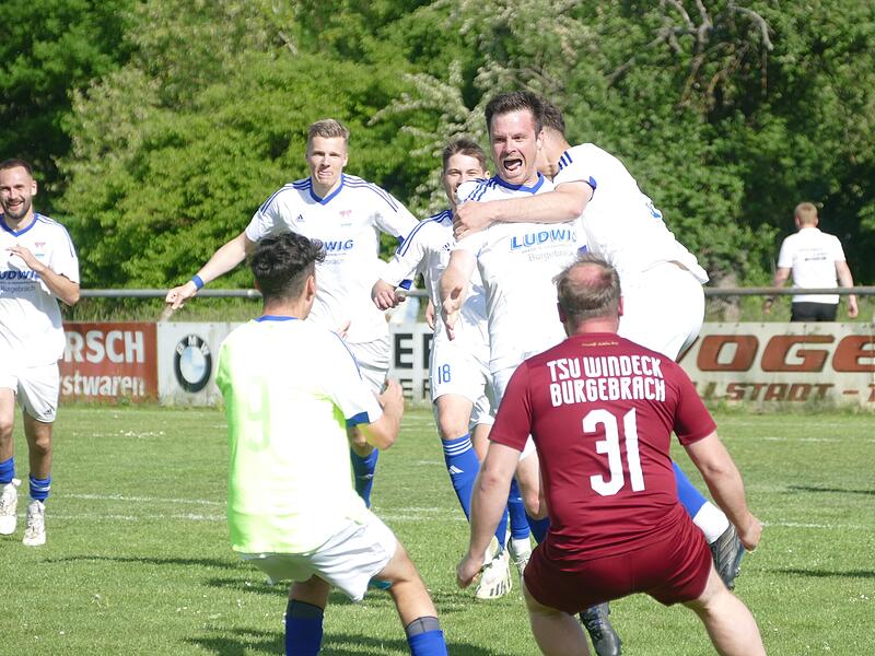 Der TSV Burgebrach bejubelt das späte 2:1 durch Manuel Schwarm beim SC Kemmern.TSV Burgebrach: Meister Bezirksliga West 2024/25 Der TSV Burgebrach bejubelt das späte 2:1 durch Manuel Schwarm beim SC Kemmern.