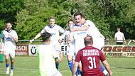 Der TSV Burgebrach bejubelt das sp&auml;te 2:1 durch Manuel Schwarm beim SC Kemmern.
