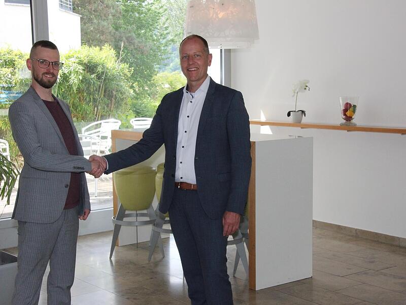 Bürgermeister Johannes Krumm (r.) informierte sich über den neuen Besitzer des Hotel Ullrich und das neue Management, für das Patrick Schuhmann (l.) verantwortlich ist.