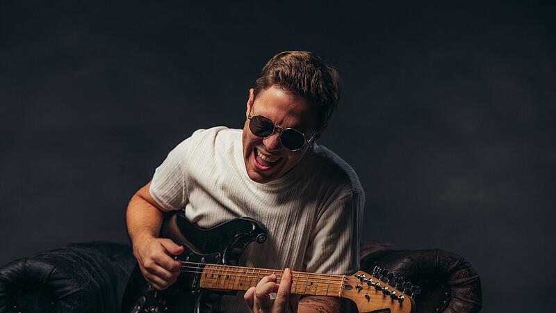 Mit  „Wackelkontakt“ hat der bayerische Singer-Songwriter Beni Hafner die Charts dominiert.