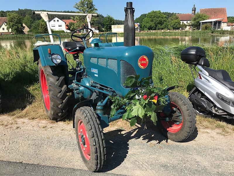 1000 Jahre Ailsbach: Die Oldtimer gl&auml;nzten und tuckerten um die Wette
