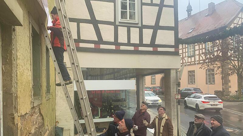 Neues Banner am Reißmannhaus (v.l.): Ewald Baumeister, Michael Schwarz, Joachim Wohlfromm, Roman Jonas (alle Bauhütte Heimatspielhaus), Bürgergenossen-Vorstand Martin Kuchler, Aufsichtsratsvorsitzender Leo Pfennig und Bürgermeister Michael Kastl. Neues Banner am Reißmannhaus (v.l.): Ewald Baumeister, Michael Schwarz, Joachim Wohlfromm, Roman Jonas (alle Bauhütte Heimatspielhaus), Bürgergenossen-Vorstand Martin Kuchler, Aufsichtsratsvorsitzender Leo Pfennig und Bürgermeister Michael Kastl.