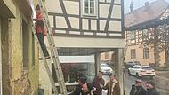 Neues Banner am Reißmannhaus (v.l.): Ewald Baumeister, Michael Schwarz, Joachim Wohlfromm, Roman Jonas (alle Bauhütte Heimatspielhaus), Bürgergenossen-Vorstand Martin Kuchler, Aufsichtsratsvorsitzender Leo Pfennig und Bürgermeister Michael Kastl. Neues Banner am Reißmannhaus (v.l.): Ewald Baumeister, Michael Schwarz, Joachim Wohlfromm, Roman Jonas (alle Bauhütte Heimatspielhaus), Bürgergenossen-Vorstand Martin Kuchler, Aufsichtsratsvorsitzender Leo Pfennig und Bürgermeister Michael Kastl.