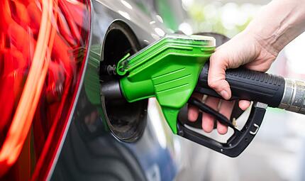 Im Lauf des Tages &auml;ndern sich Preise an den Tankstellen. Wer genau schaut, kann sparen. (Symbolfoto)