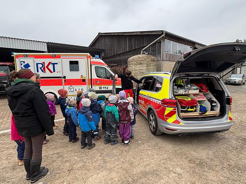 Rettungsfahrzeuge im Waldkindergarten