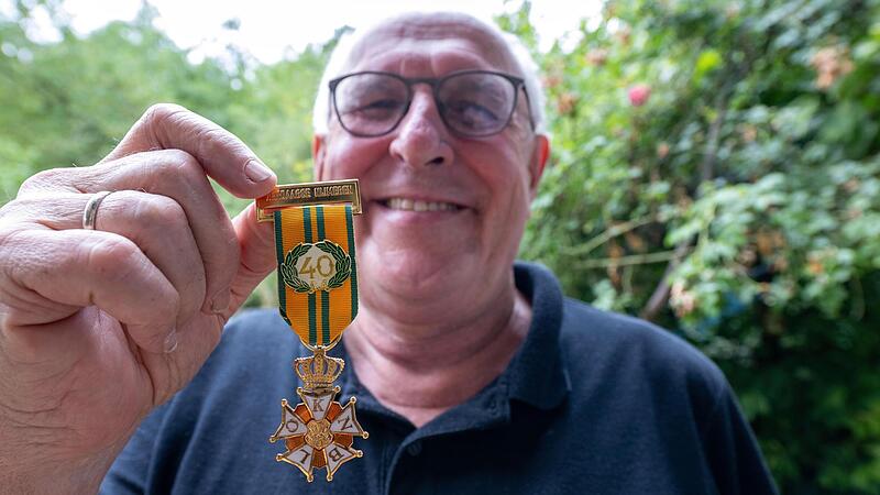 Stolz pr&auml;sentiert Norbert Lohnei&szlig; seine Jubil&auml;umsnadel f&uuml;r die 40. erfolgreiche Teilnahme beim 4Daagse-Marsch.
