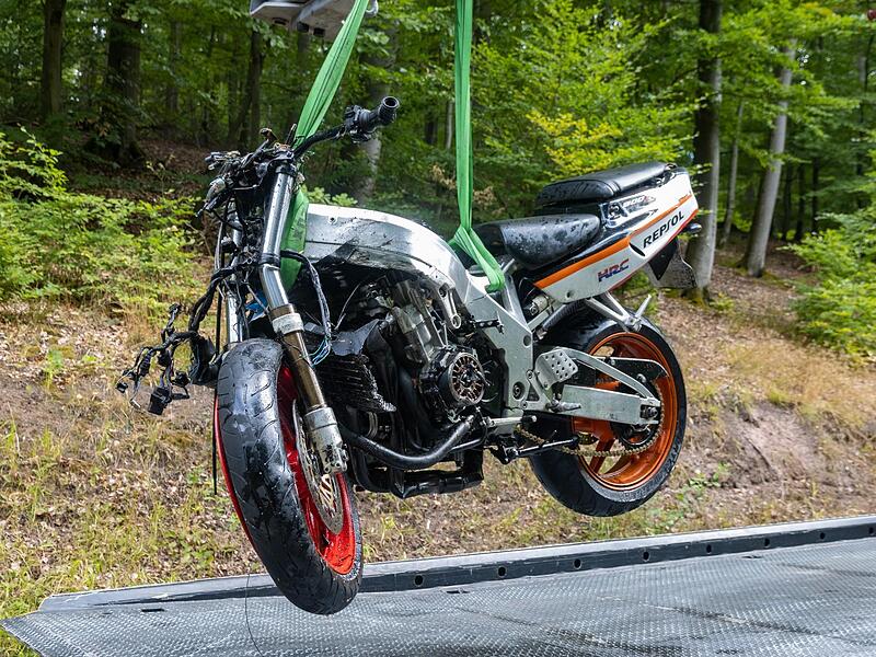 Ein Motorradfahrer aus Coburg und ein Motorradfahrer aus Hof fanden am Sonntagvormittag den Tod im Landkreis Haßberge. Ungeklärt ist bislang, warum der eine Motorradfahrer auf der Straße in dem wenig befahrenen Waldstück von seinem Weg abkam und i...