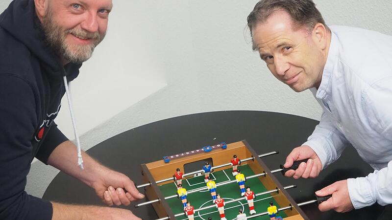 Warmspielen f&uuml;r das &bdquo;Ausw&auml;rtsspiel&ldquo;: Alexander Pf&uuml;lb (links) und J&uuml;rgen Schmitt vom Rh&ouml;ner Fu&szlig;ball-Podcast &bdquo;Du Holz&ldquo; sind  am Freitag die Gastgeber f&uuml;r den Live-Podcast  aus der &bdquo;K&ouml;pi&ldquo;.