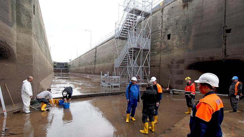 Ist ein Wasserbauer jetzt eher im Tiefbau oder im Hochbau tätig? Tief unten in der trockenen Schleusenkammer schweift der Blick unwillkürlich nach oben …