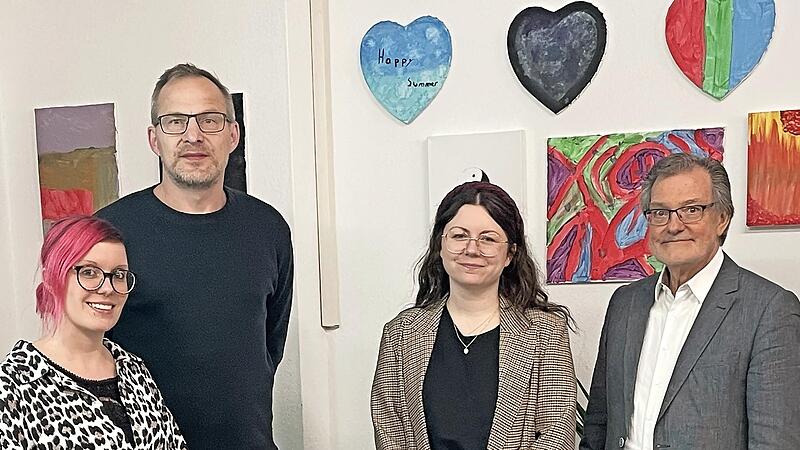 Unser Foto zeigt Christina Raithel (links) und Hannah Baunacher vom Mehrgenerationenhaus, dazwischen Klimamanager Stefan Richter und rechts Digitalexperte J&uuml;rgen Gerling.