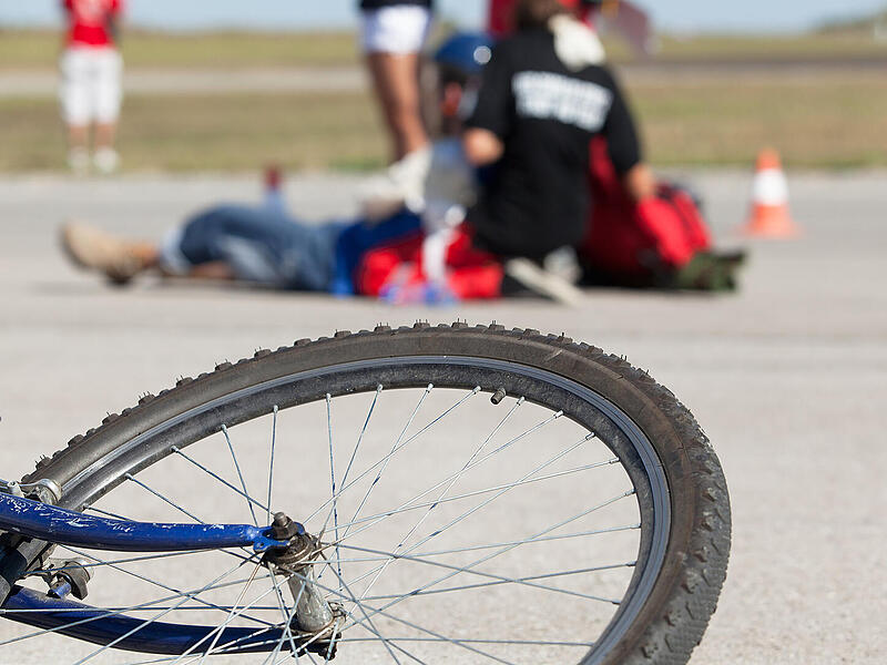 Fahrradfahrerin in Erlangen erleidet Hirnblutung nach Sturz - betrunken und ohne Helm Unfall, Fahrrad, Fahrradunfall, Sturz, Fahrradsturz