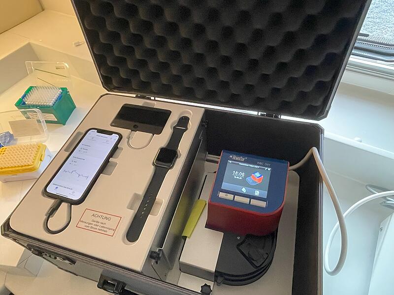Der Telemedizin-Koffer: Via Smartphone, Fitnessuhr und Blutbildmesser, eigenem Minicomputer und W-LAN kann der Koffer Testdaten direkt an das Klinikum &uuml;bermitteln.