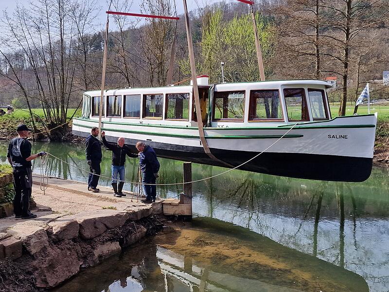 Genaue Anweisungen sind nötig, um das Schiff sicher ins Wasser zu bekommen Genaue Anweisungen sind nötig, um das Schiff sicher ins Wasser zu bekommen.