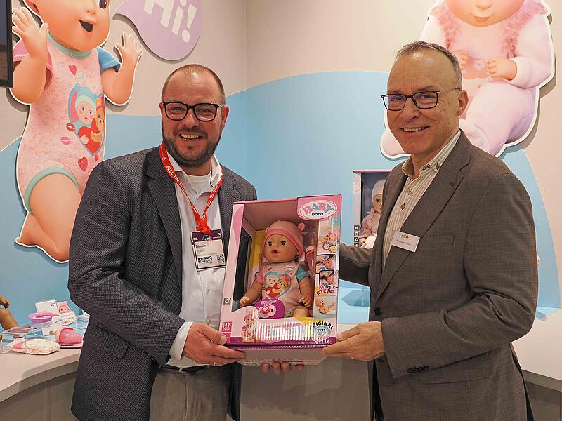 MGA Zapf Creation ist de R&ouml;dentaler Hersteller rund um die Puppe. Baby Born ist die Marke f&uuml;r die junge Puppenmutter. Wolfgang Hoffmann ber&auml;t Landrat Sebastian Straubel. Der Landrat des Kreises Coburg wird im Fr&uuml;hjahr stolzer Vater einer Tochter sein. Die Ausstattung des Kinderzimmer will rechtzeitig geplant sein.