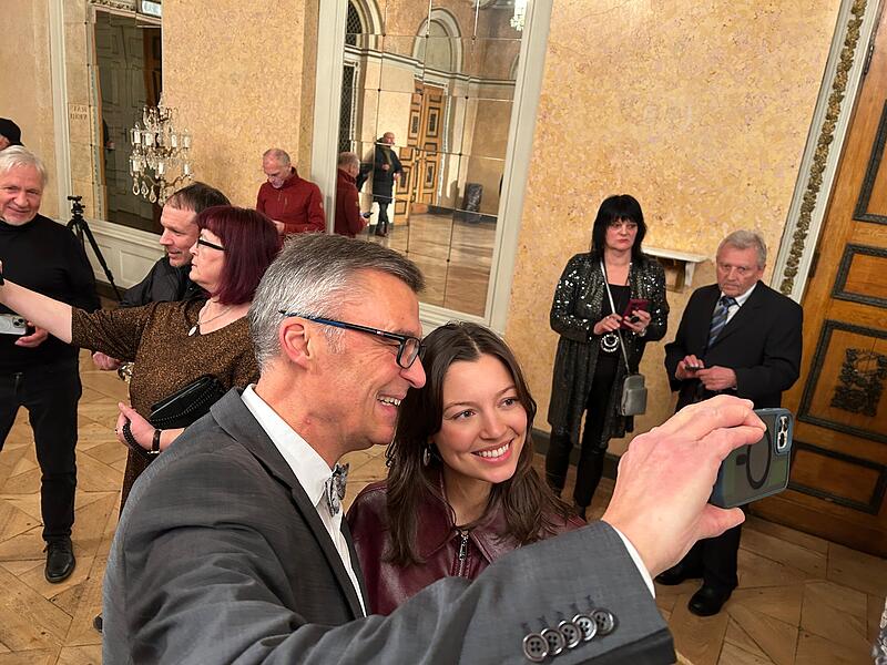 Filmdreh in Coburg: Vivien K&ouml;nig spielt die Hauptrolle der Maria Ohm. Hier macht einer der 160 Statisten ein Selfie mit ihr.