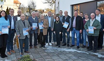 Die Jubilare des Musikvereins Kulmbach-Weiher 1900 e.V. (von links): Elke H&ouml;hn, Ralf Hartnack, Klaus Konrad, Adolf Schaller, Peter P&ouml;hlmann, Alfred Franke, G&uuml;nther Br&uuml;ckner, Frank Wilzok, Liane Seidler, Christina Flauder, Simon Moritz, Manfred R&ouml;s...