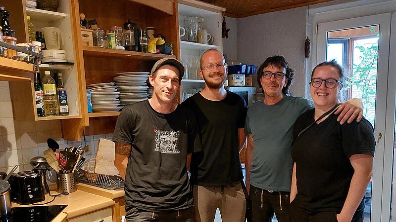 &Uuml;ber das Mietsh&auml;user Syndikat sichern sich Alban, Markus, Flo, Anna (von links) und ihre f&uuml;nf Mitbewohner in ihrem Haus in Bamberg dauerhaft bezahlbare Mieten.