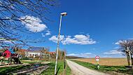 Auf dem jetzigen Acker (rechts im Bild) entstehen bald vier neue Bauplätze in Greßhausen.