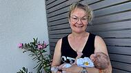 Annette Amend mit Enkel Titus. Annette Amend mit Enkel Titus.