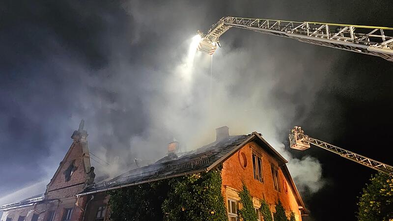 Das  Feuer in der &bdquo;Sudpfanne&ldquo; am Abend des 15. August  brachte das Lebenswerk der Wirtsfamilie Schmitt in Gefahr.