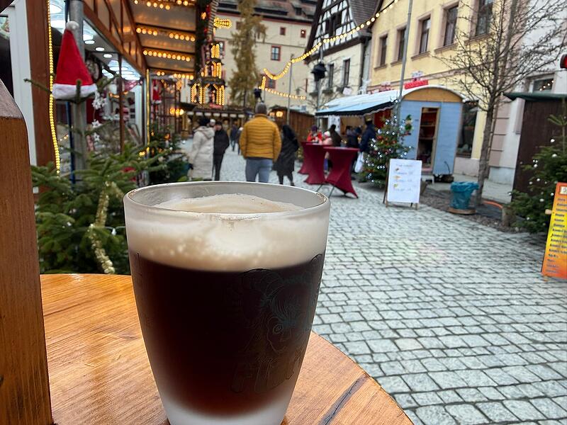Glühwein und andere Heißgetränke gehören zum Forchheimer Weihnachtsmarkt, wie Bratwurst und gebrannte Mandeln. Wir zeigen wo es in diesem Jahr was zu welchem Preis gibt.