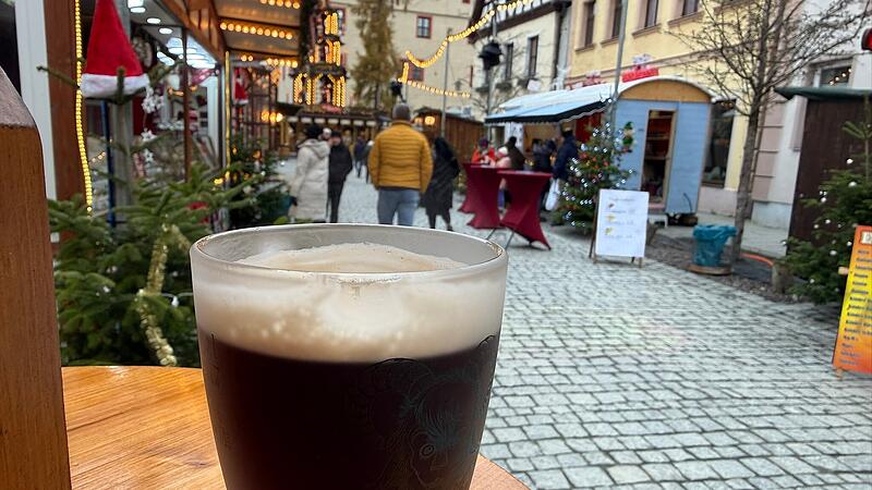 Gl&uuml;hwein und andere Hei&szlig;getr&auml;nke geh&ouml;ren zum Forchheimer Weihnachtsmarkt, wie Bratwurst und gebrannte Mandeln. Wir zeigen wo es in diesem Jahr was zu welchem Preis gibt.