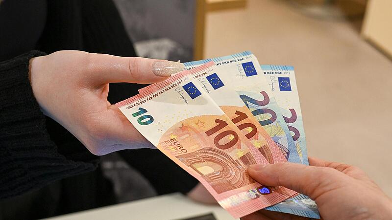 Bayerns Kommunen haben deutlich h&ouml;here Ausgaben als Einnahmen. Und die Schere geht weiter auf. Manche der St&auml;dte und Gemeinden sind finanziell schon so in Schieflage geraten, dass sie Haushaltssperren verh&auml;ngen mussten.