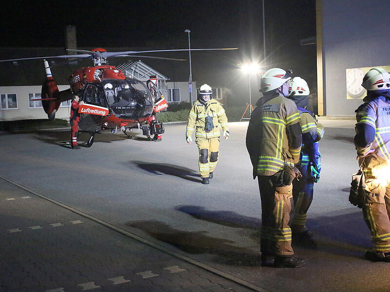 In der Nacht ist in Sonnefeld ein Brand ausgebrochen.  Viele Rettungskr&auml;fte r&uuml;ckten aus, auch ein Heli.