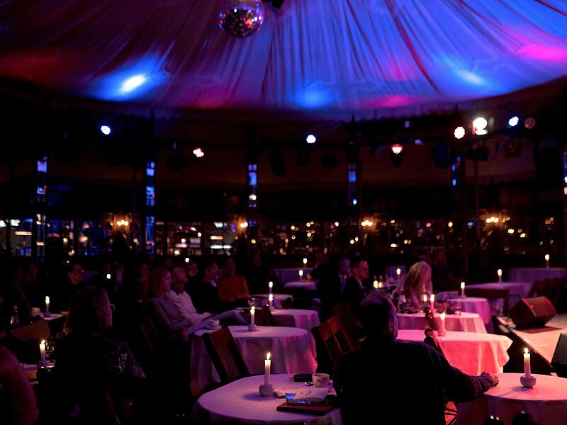In der &bdquo;Bar jeder Vernunft&ldquo;, einem Zelttheater in Berlin-Wilmersdorf, wurde das neue Kissinger-Sommer-Programm vorgestellt.