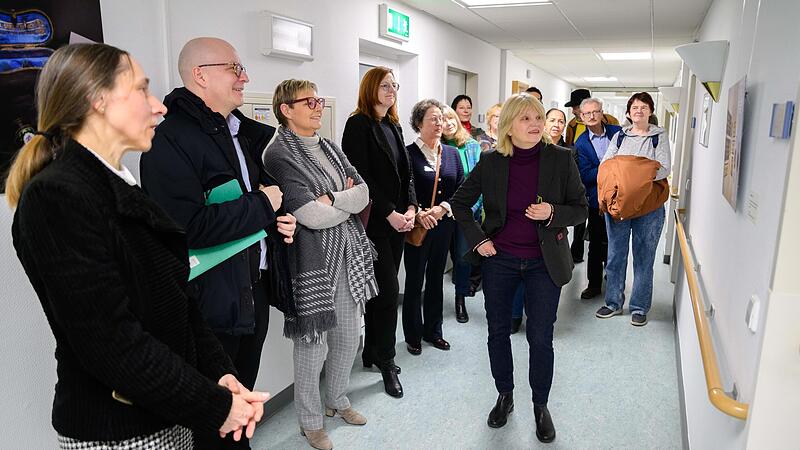 Rundgang durch die Fotoausstellung mit Museumsleiterin Annette Späth und Kulturpädagogin Michaela Schmidt. Von links: Kulturpädagogin Michaela Schmidt, Oberbürgermeister Dr. Dirk Vogel, Sabine Dittmar, Mitglied des Deutschen Bundestages /Staatssek...