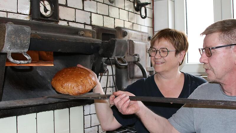 Gabi und Peter Schneider holen eines der traditionellen Nassgelaibten aus ihrem mehr als 100 Jahre alten Holzbackofen.
